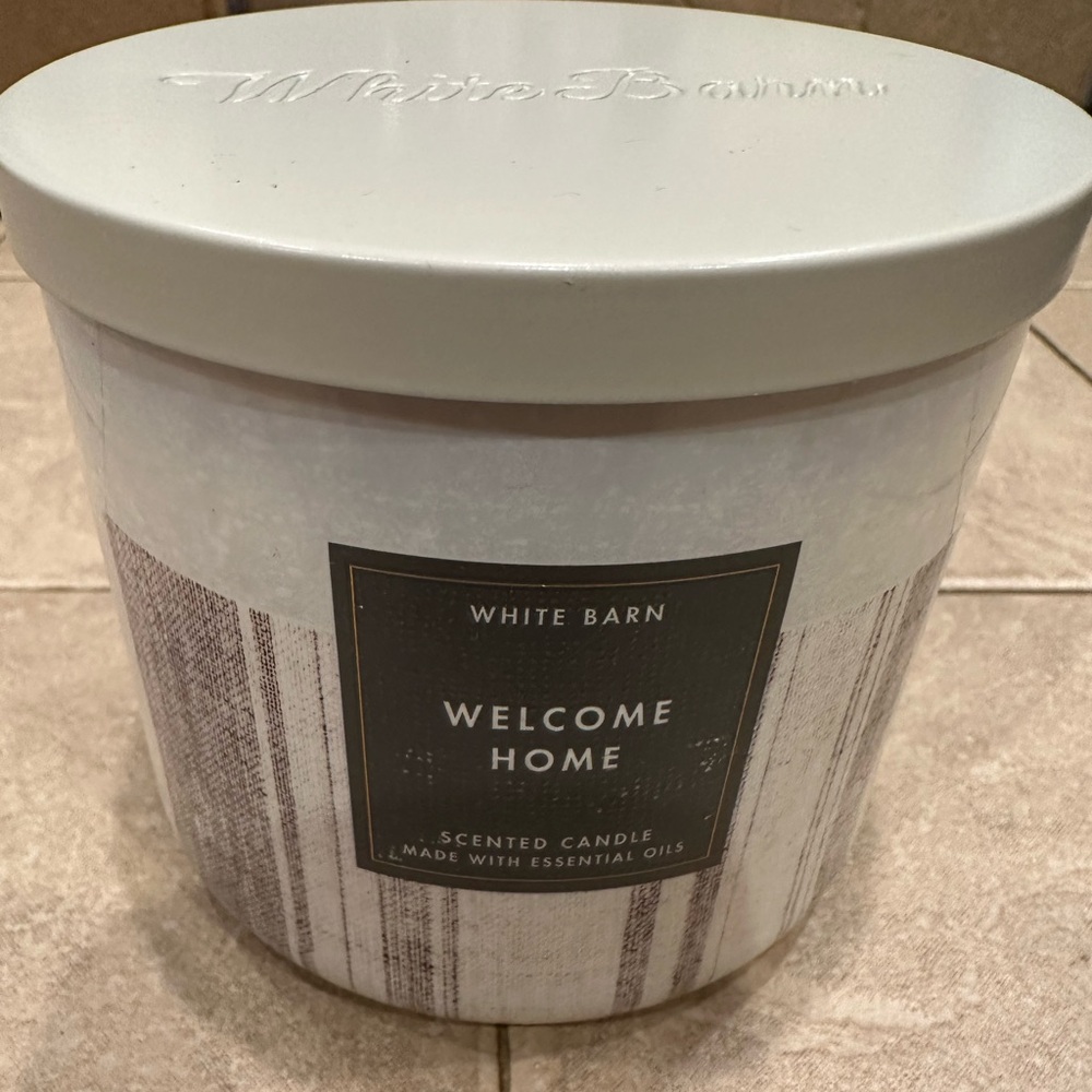White Barn candle in the scent “Welcome Home”